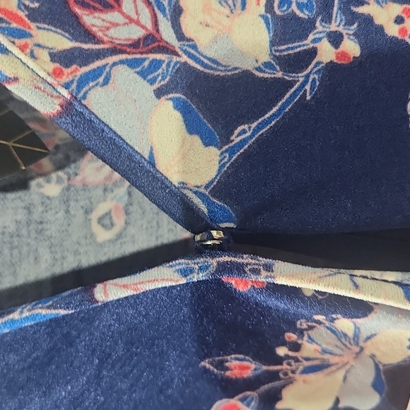 Xhilaration 2x Navy Floral Top with snap closure and tie in the front - Picture 4 of 6